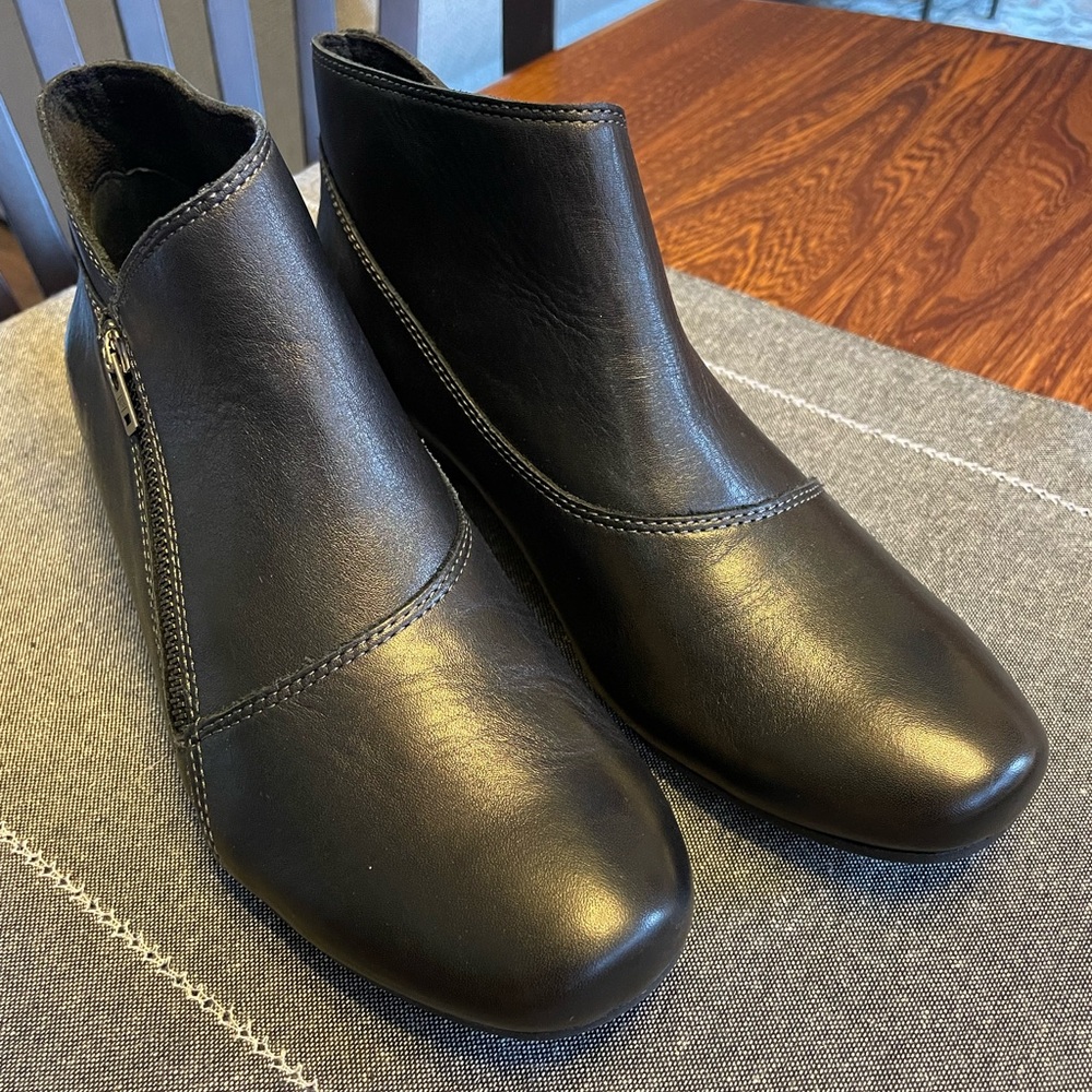 Taos Footwear Black Leather Sneakers